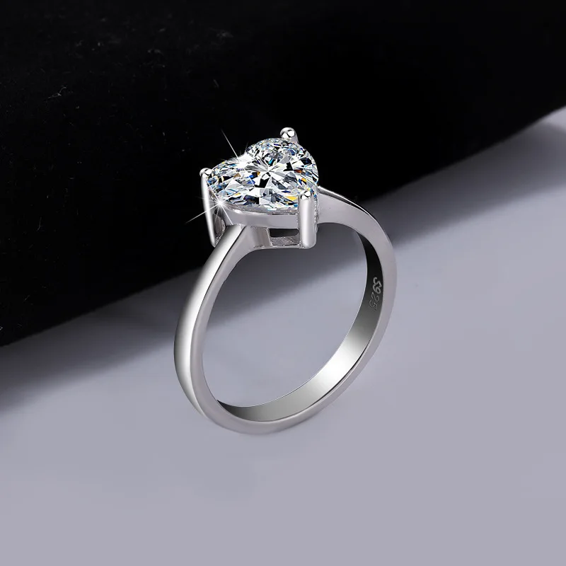 Высококачественное серебряное кольцо с муассанитом в форме сердца, простое и классическое женское кольцо с бриллиантом из муассанита в форме сердца
Высококачественное серебряное кольцо с муассанитом в форме сердца, простое и классическое женское кольцо с бриллиантом из муассанита в форме сердца