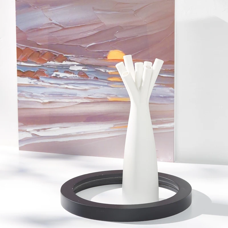 Ceramic dried flower vase - White, simple, Nordic-style creative home decoration piece, suitable for arranging flowers.
Ceramic dried flower vase - White, simple, Nordic-style creative home decoration piece, suitable for arranging flowers.