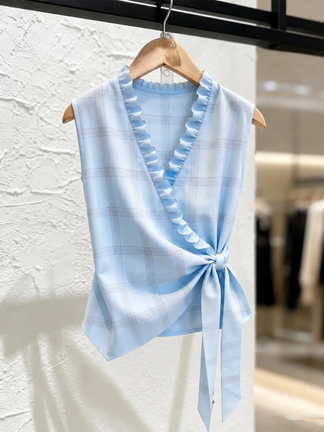 Casual Plaid Sleeveless Shirt Design Sense Waist Cinching Summer 2026 Belted Shirt Versatile Shirt Korean Style Straight Cut
Casual Plaid Sleeveless Shirt Design Sense Waist Cinching Summer 2026 Belted Shirt Versatile Shirt Korean Style Straight Cut
