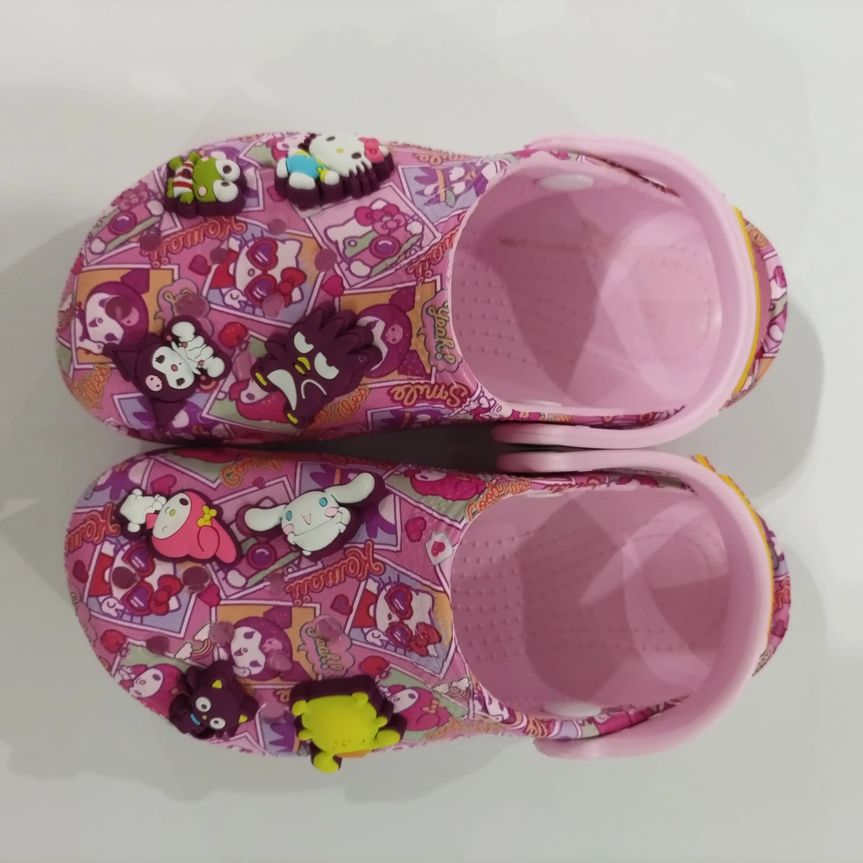 Girl's cute Sanrio pink cartoon sandals with 3D charm, lightweight and non slip children's beach shoes for summer
Girl's cute Sanrio pink cartoon sandals with 3D charm, lightweight and non slip children's beach shoes for summer