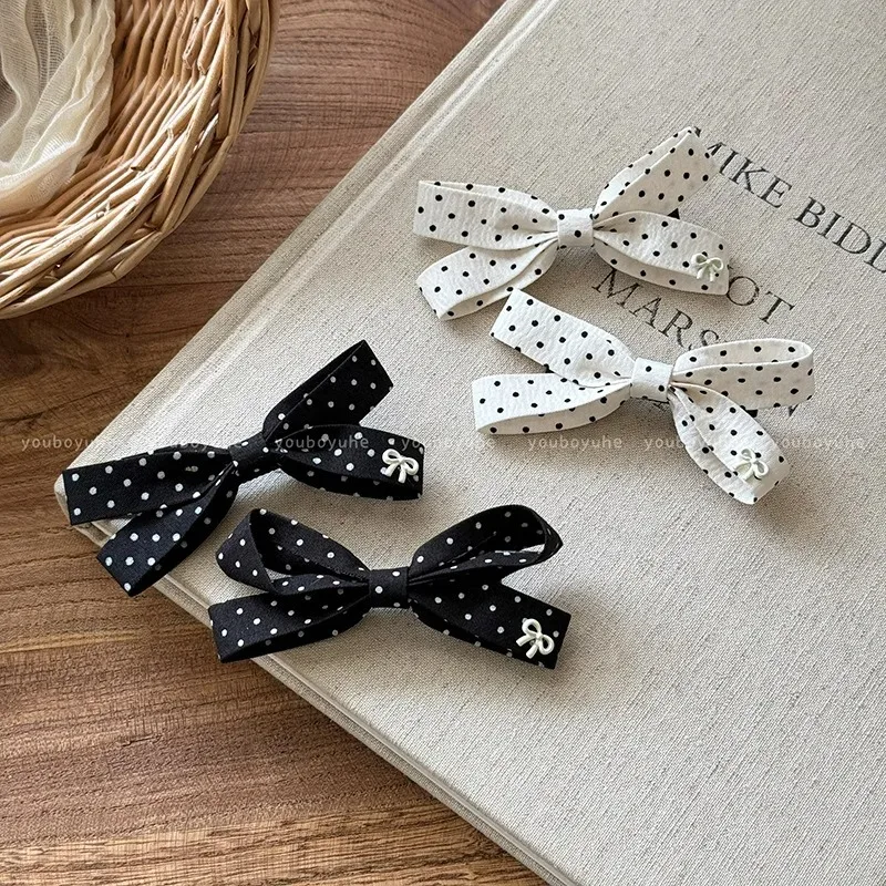 Sweet Polka Dot Bow Hair Clip, Black and White ,side Clip, French Retro, Niche, High-end Bangs Clip, Girls Bow Hair Accessory
Sweet Polka Dot Bow Hair Clip, Black and White ,side Clip, French Retro, Niche, High-end Bangs Clip, Girls Bow Hair Accessory
