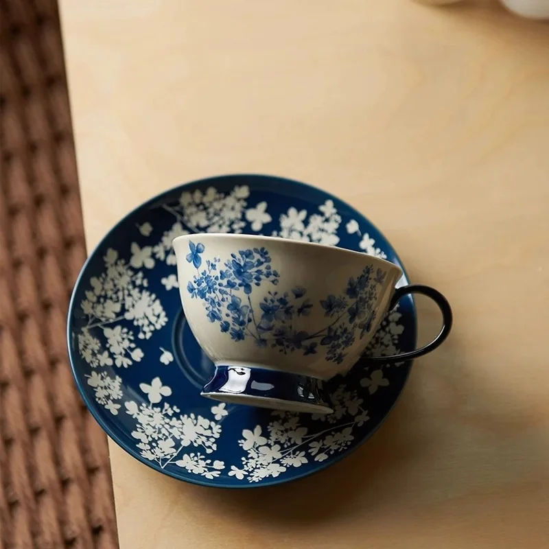 Retro Luxury Blue And White Porcelain Coffee Cup And Saucer for Afternoon Tea High End Latte Cup And Set for Best Friend
Retro Luxury Blue And White Porcelain Coffee Cup And Saucer for Afternoon Tea High End Latte Cup And Set for Best Friend