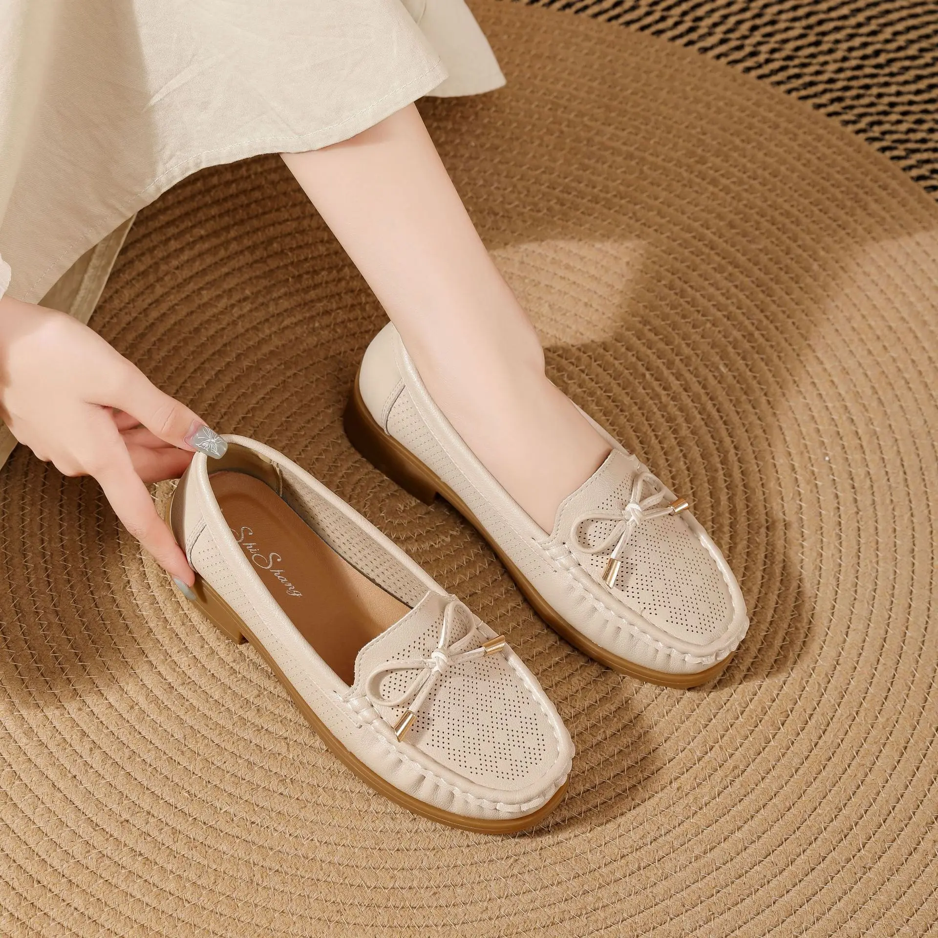 Designer bow-knot shoes luxury korean fashion mary jane shoes non-slip ladies breathable hollow out loafers shoes
Designer bow-knot shoes luxury korean fashion mary jane shoes non-slip ladies breathable hollow out loafers shoes