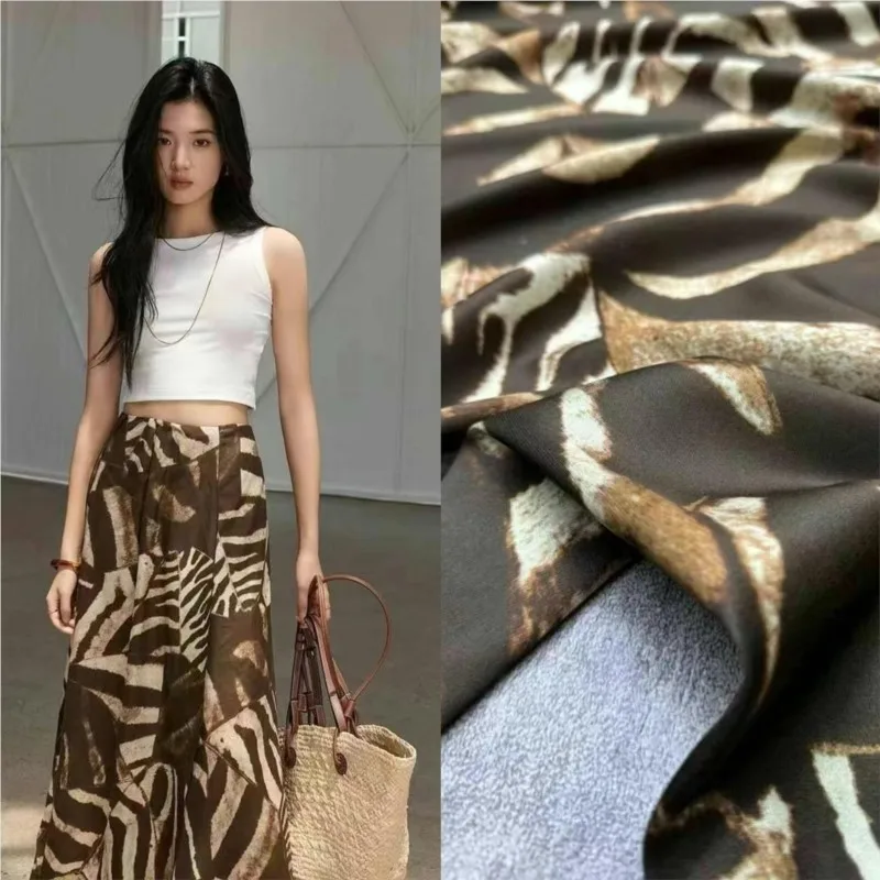 Coffee-colored geometric color-blocking printed twill stretch silk fabric skirt top shirt
Coffee-colored geometric color-blocking printed twill stretch silk fabric skirt top shirt