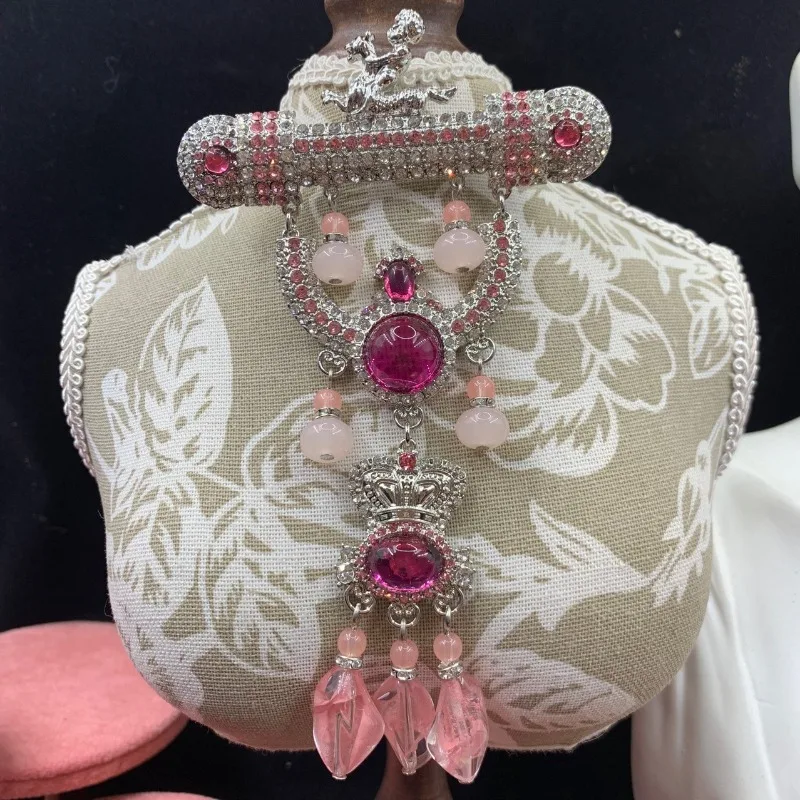 New Designer Luxury Pink Gemstone Tassel Bohemian Women's Brooch Fashion High-end Banquet Dress Gemstone Brooch Ladies
New Designer Luxury Pink Gemstone Tassel Bohemian Women's Brooch Fashion High-end Banquet Dress Gemstone Brooch Ladies