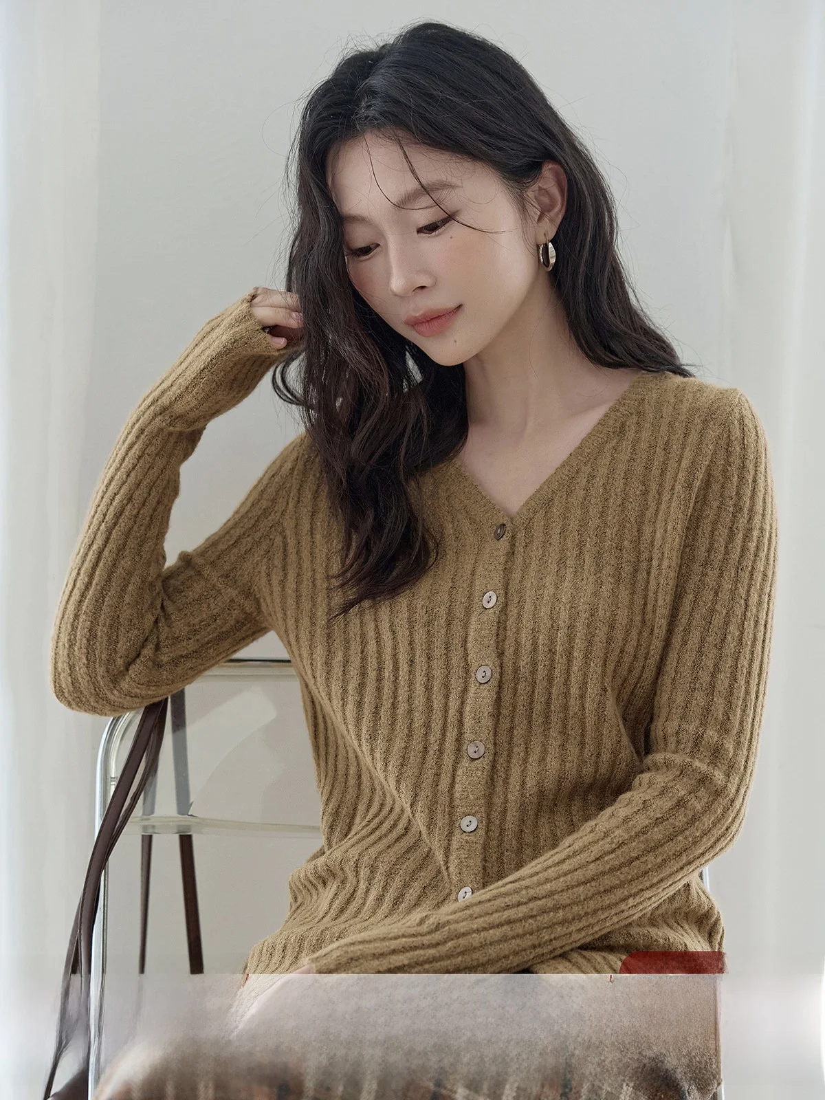 HuiXi Series Women's V-Neck Knitwear Coffee Color Simple Versatile Spring New Style Retro Knitted Cardigan Daily Commute Style
HuiXi Series Women's V-Neck Knitwear Coffee Color Simple Versatile Spring New Style Retro Knitted Cardigan Daily Commute Style