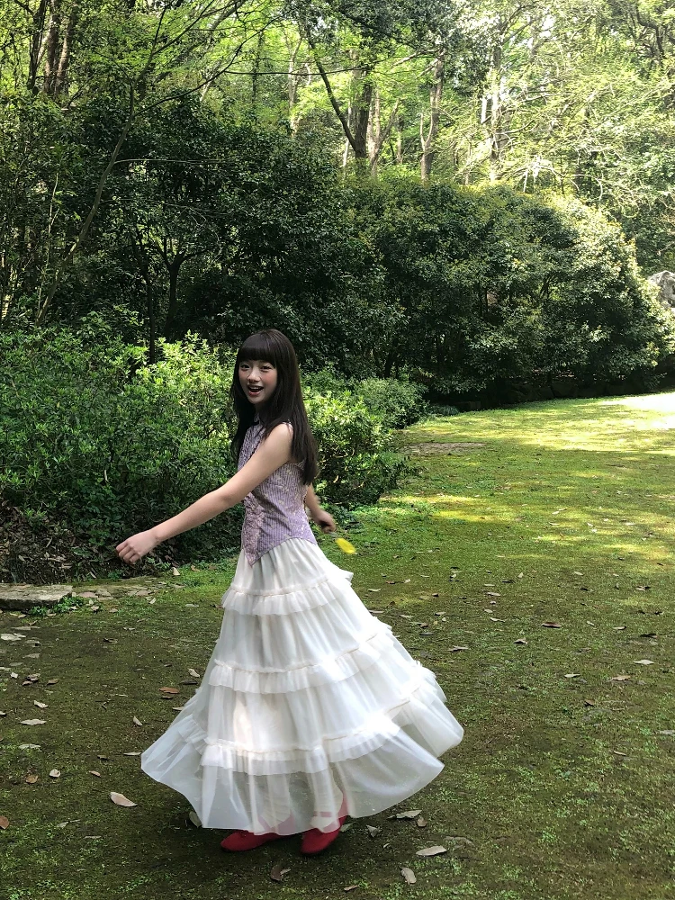 Новая женская юбка миди с кружевной отделкой и эластичной талией, летняя коллекция 2025, в японском стиле, милая и элегантная.
Новая женская юбка миди с кружевной отделкой и эластичной талией, летняя коллекция 2025, в японском стиле, милая и элегантная.