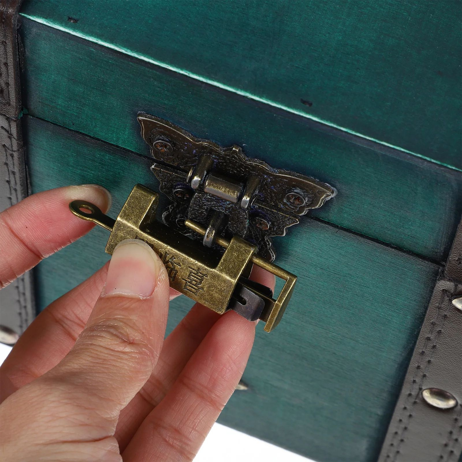 Wooden Treasure Chest Jewelry Box Vintage Style Storage Case Decorative Trinket Organizer with Lock Small Treasure Chest
Wooden Treasure Chest Jewelry Box Vintage Style Storage Case Decorative Trinket Organizer with Lock Small Treasure Chest