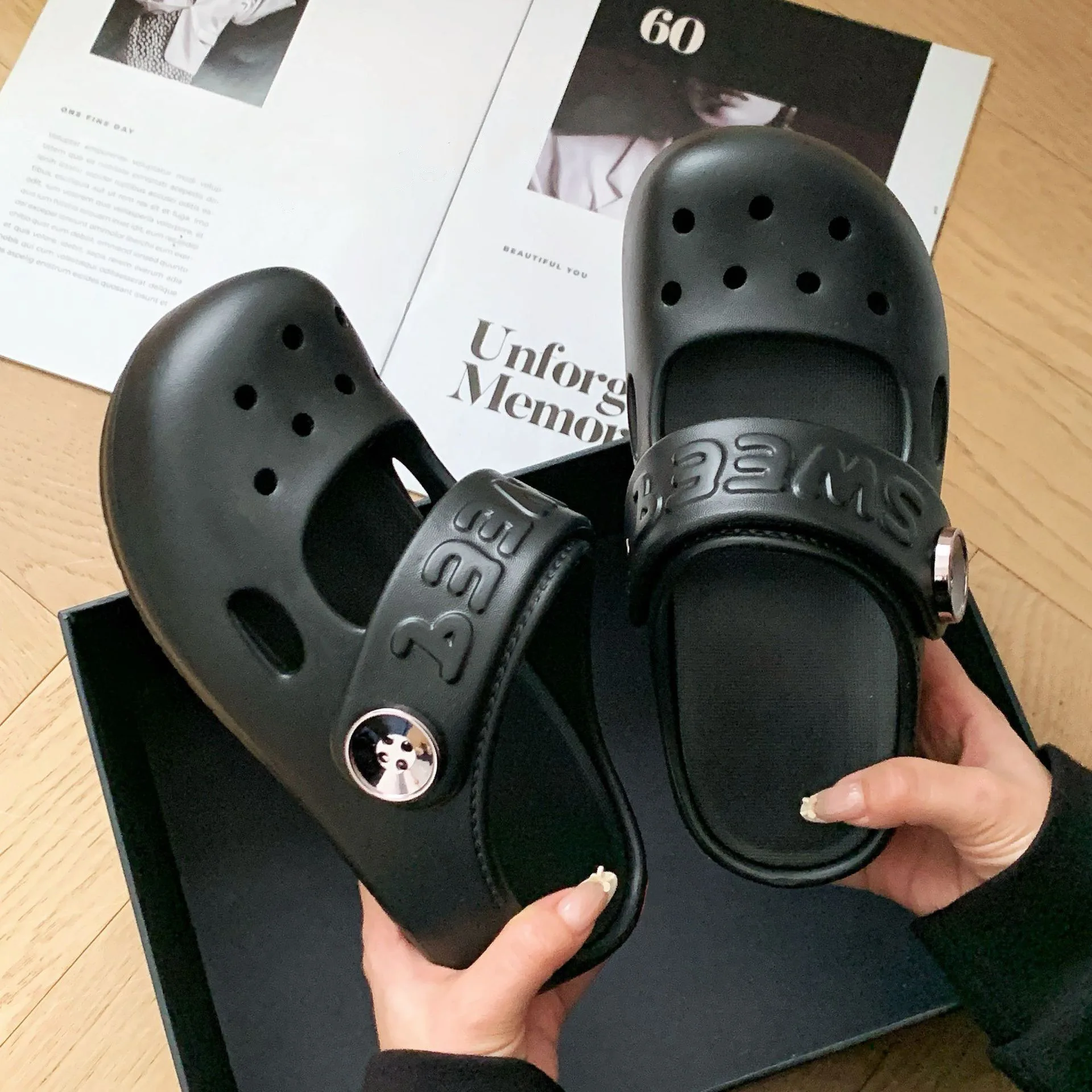Hot soft-soled EVA lazy beach slippers fashion wear versatile hole shoes
Hot soft-soled EVA lazy beach slippers fashion wear versatile hole shoes