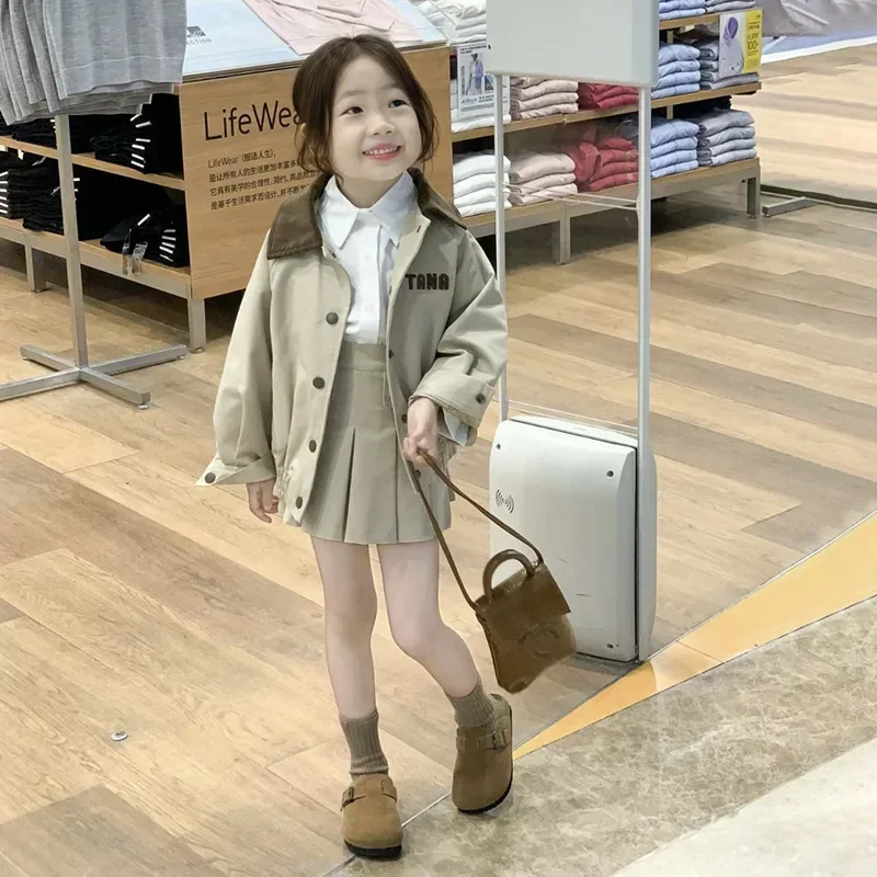 Baby Girl Clothes Suit Girls Autumn Set 2024 New Monogram Embroidered Coat Solid Color Shirt Pleated Fashion 3-piece Set
Baby Girl Clothes Suit Girls Autumn Set 2024 New Monogram Embroidered Coat Solid Color Shirt Pleated Fashion 3-piece Set