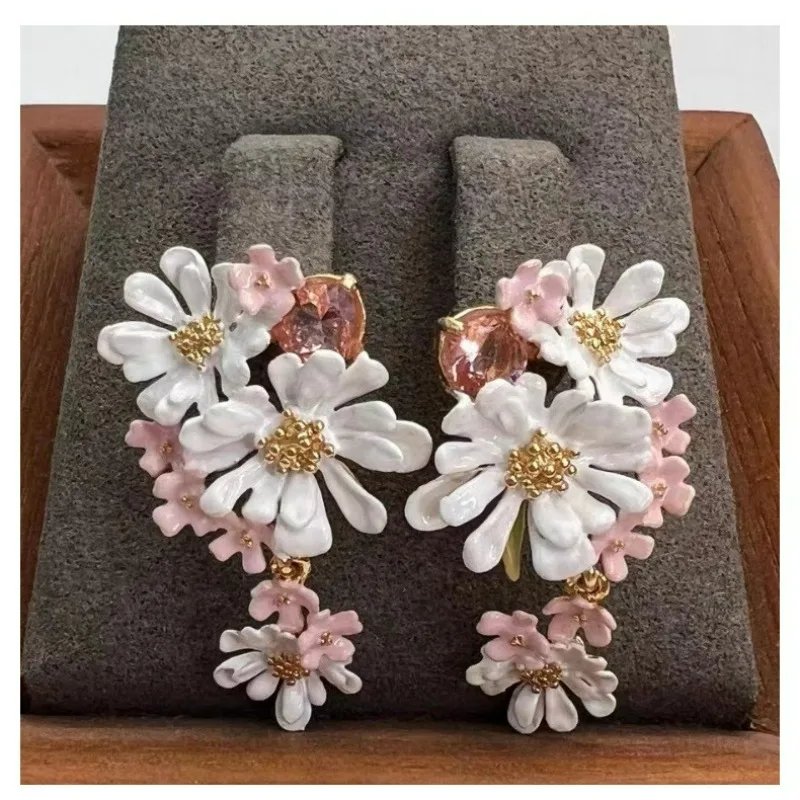 New Fairy Style Hand-painted Enamel Impression Style Lace Flower White Daisy Flower Earrings Pink Glass Stone Earrings Ear Clip
New Fairy Style Hand-painted Enamel Impression Style Lace Flower White Daisy Flower Earrings Pink Glass Stone Earrings Ear Clip