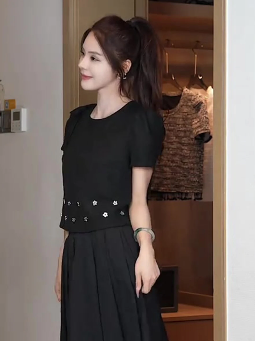 Elegant Black round Neck Shirt Women's Fashion Design Sensation Perceived from the Spring Summer New Arrival by Zhang
Elegant Black round Neck Shirt Women's Fashion Design Sensation Perceived from the Spring Summer New Arrival by Zhang