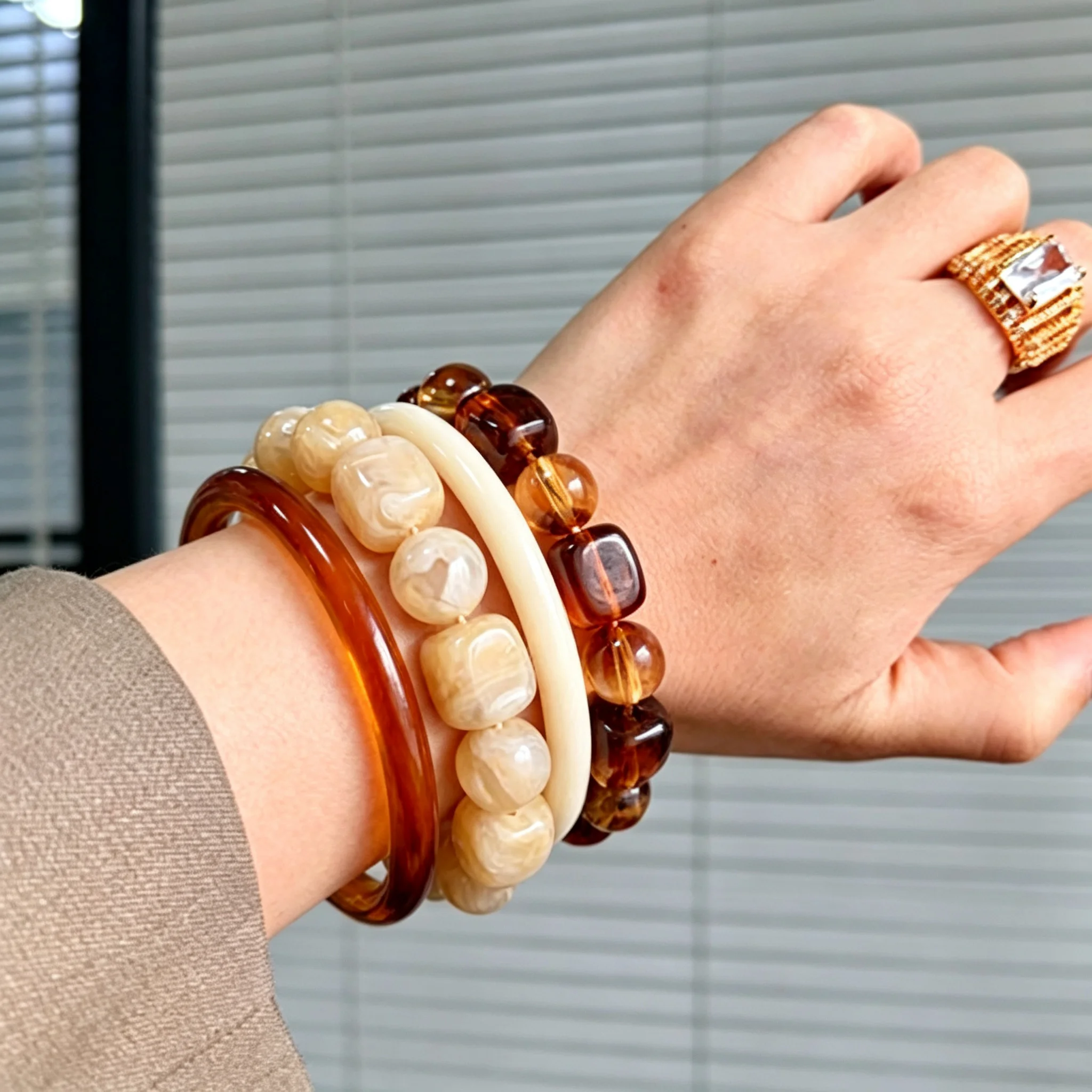 4 Pcs Acrylic Irregular Square Round Beaded Bracelet Set for Women European and American Simple Bracelet Fashion Hand Accessory
4 Pcs Acrylic Irregular Square Round Beaded Bracelet Set for Women European and American Simple Bracelet Fashion Hand Accessory