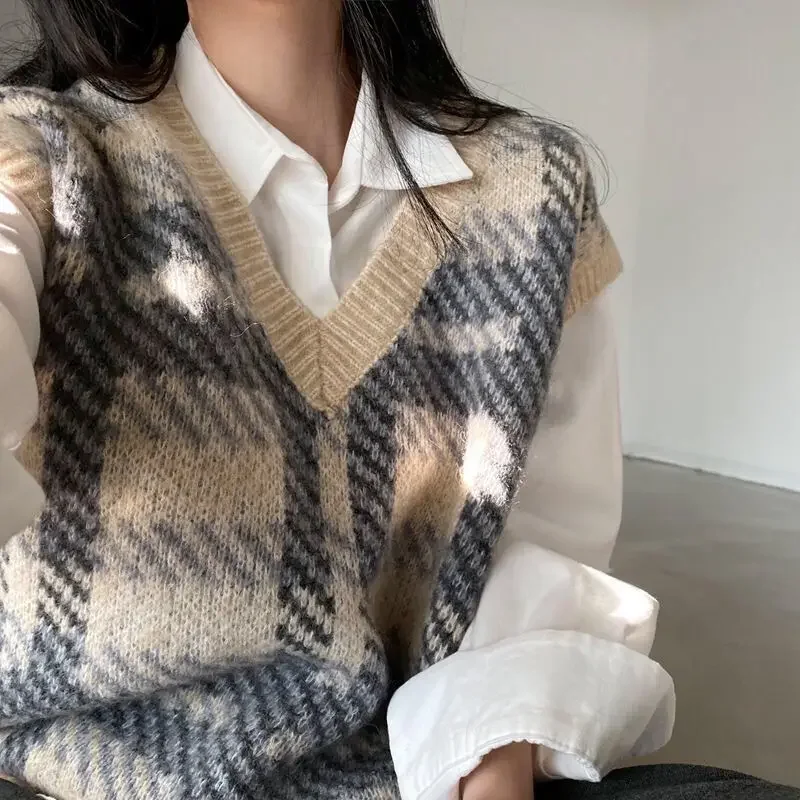 Plaid sweater pullover vest female students wear winter Korean loose retro V-neck sleeveless knitted pullover vest sweater top
Plaid sweater pullover vest female students wear winter Korean loose retro V-neck sleeveless knitted pullover vest sweater top