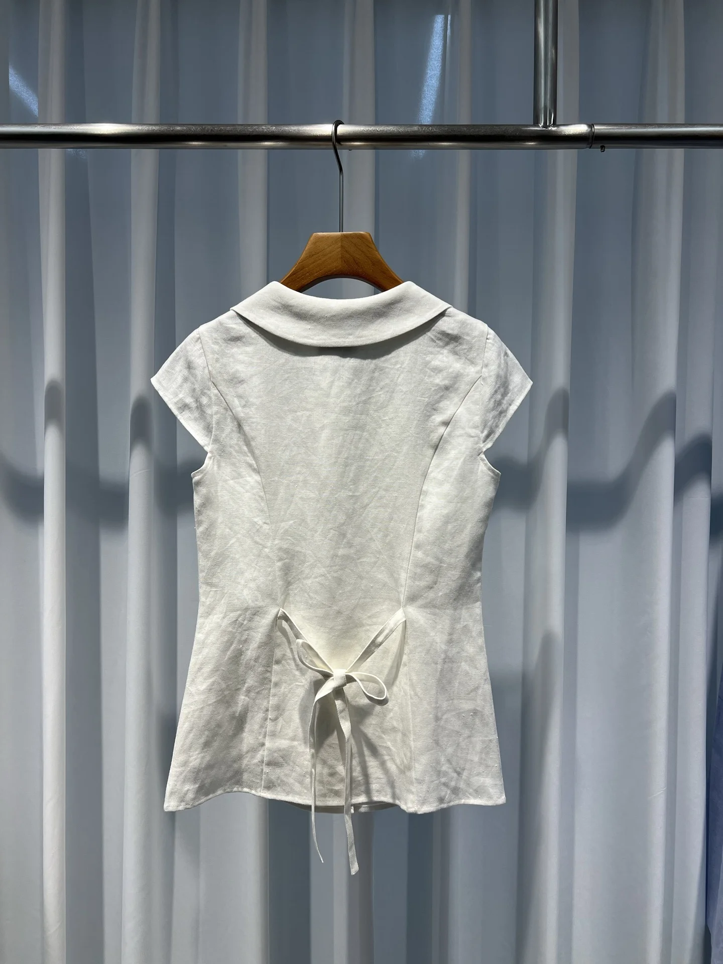 2026 Summer Female White Blouse Top 100% Linen Short Sleeve Single Breasted Peter Pan Collar Fashion Ladies Shirt
2026 Summer Female White Blouse Top 100% Linen Short Sleeve Single Breasted Peter Pan Collar Fashion Ladies Shirt