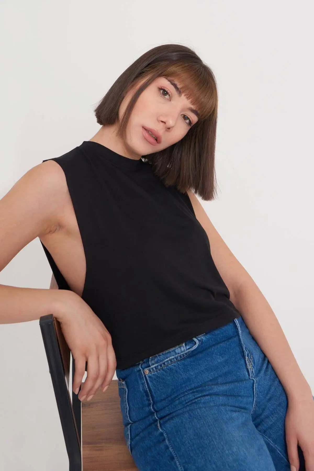 Women's Black Sleeveless T-Shirt Casual Wear Summer Fashion Casual Sports Style Teenage Wear New Year Fashion Products
Women's Black Sleeveless T-Shirt Casual Wear Summer Fashion Casual Sports Style Teenage Wear New Year Fashion Products