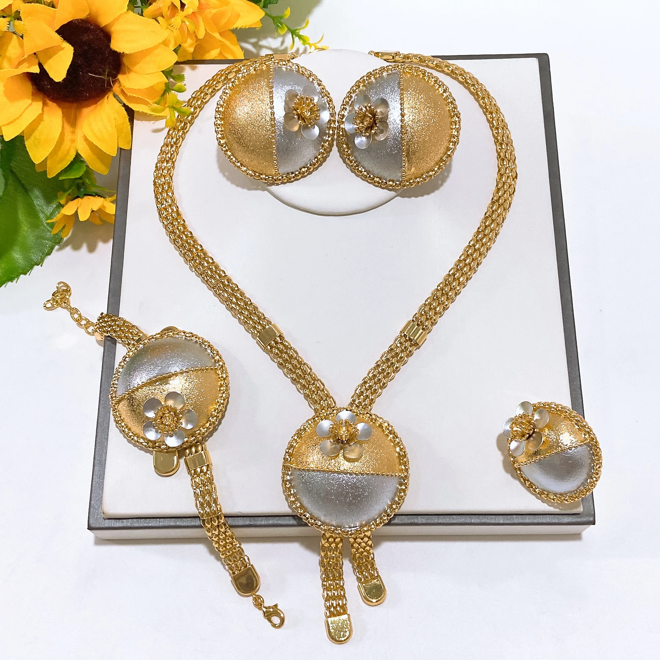 Luxury Gold Silver Two Tone Jewelry Set Dubai Style Flower Round Necklace Earrings Bracelet Ring Bridal Wedding Set for Women
Luxury Gold Silver Two Tone Jewelry Set Dubai Style Flower Round Necklace Earrings Bracelet Ring Bridal Wedding Set for Women