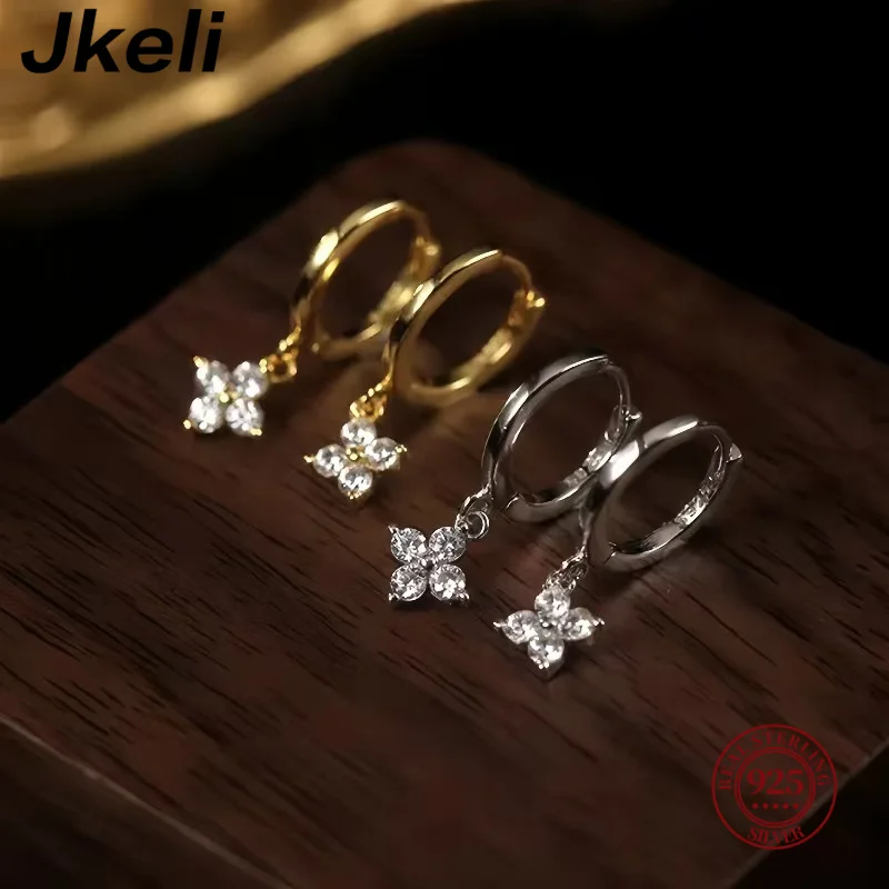 Jkeli S925 стерлингового серебра сверкающие бриллианты четыре лепестковые серьги с цветами женские милые темпераментные серьги ювелирные изделия для свадебной вечеринки
Jkeli S925 стерлингового серебра сверкающие бриллианты четыре лепестковые серьги с цветами женские милые темпераментные серьги ювелирные изделия для свадебной вечеринки