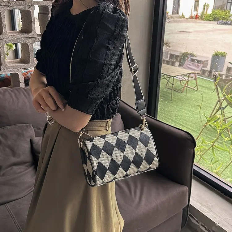 Новая женская мини-сумка 2026 года из лакированной кожи с металлическим замком, драпированная, через плечо
Новая женская мини-сумка 2026 года из лакированной кожи с металлическим замком, драпированная, через плечо