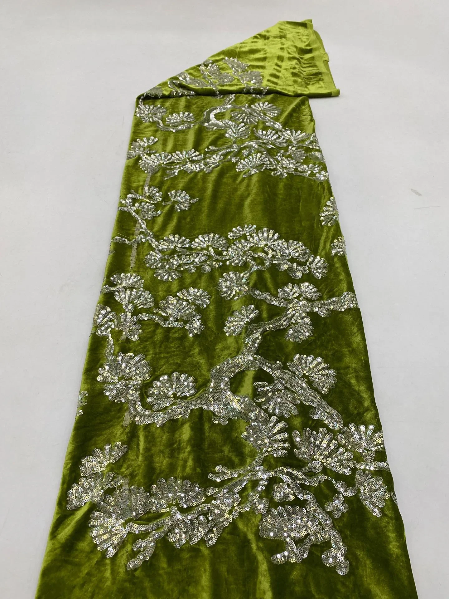 Black, green, evergreen sequin embroidery, luxurious velvet fabric, overcoat, coat, women's dress, evening dress, sequin fabric
Black, green, evergreen sequin embroidery, luxurious velvet fabric, overcoat, coat, women's dress, evening dress, sequin fabric