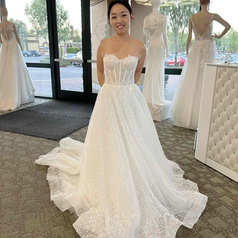 2026 Custom - Made White Strapless Wedding Dress with Floral Lace Corset Top A - Line Silhouette and Long Train
2026 Custom - Made White Strapless Wedding Dress with Floral Lace Corset Top A - Line Silhouette and Long Train
