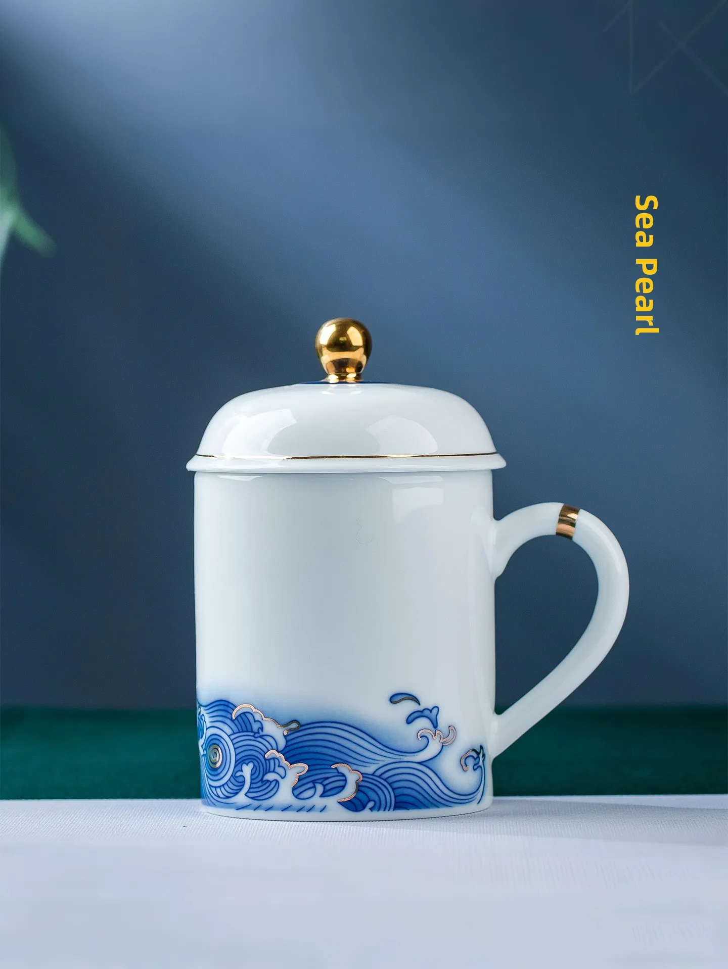 Jingdezhen Gold-Decorated Ceramic Tea Cup with Lid Office Mug Personal Specialty Tea Cup Porcelain Tea Set Chinese Style
Jingdezhen Gold-Decorated Ceramic Tea Cup with Lid Office Mug Personal Specialty Tea Cup Porcelain Tea Set Chinese Style