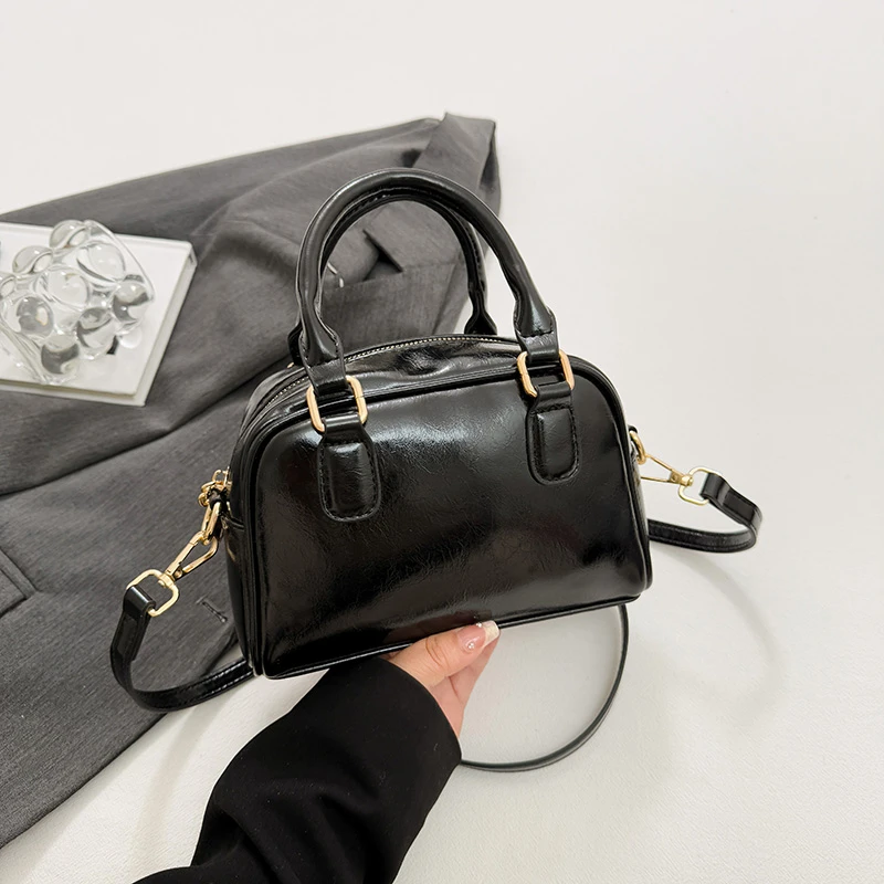 Elegant Classic Handbag For Women With Large Capacity And Unique Paris Fashion Show Letter Logo
Elegant Classic Handbag For Women With Large Capacity And Unique Paris Fashion Show Letter Logo