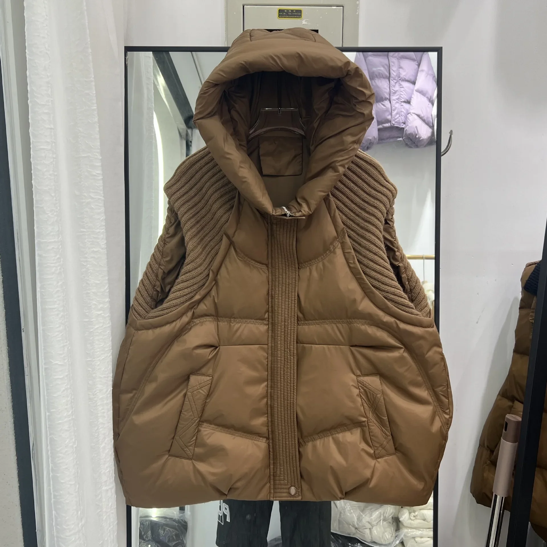 2026 New Autumn Winter Knitted Stitching Down Cotton Vest Jacket Women Fashion Short Sleeveless Hooded Loose Waistcoat Female To
2026 New Autumn Winter Knitted Stitching Down Cotton Vest Jacket Women Fashion Short Sleeveless Hooded Loose Waistcoat Female To
