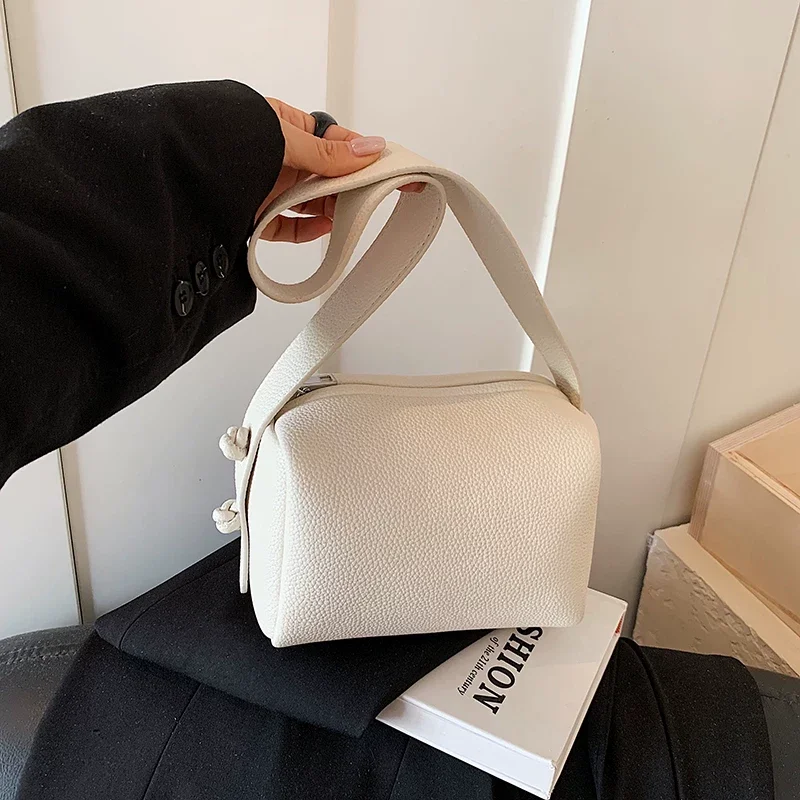Green PU Leather Pillow Bags for Women Autumn Large Capacity Casual Versatile Underarm Bag Zipper Simple Commuter Crossbody Bag
Green PU Leather Pillow Bags for Women Autumn Large Capacity Casual Versatile Underarm Bag Zipper Simple Commuter Crossbody Bag