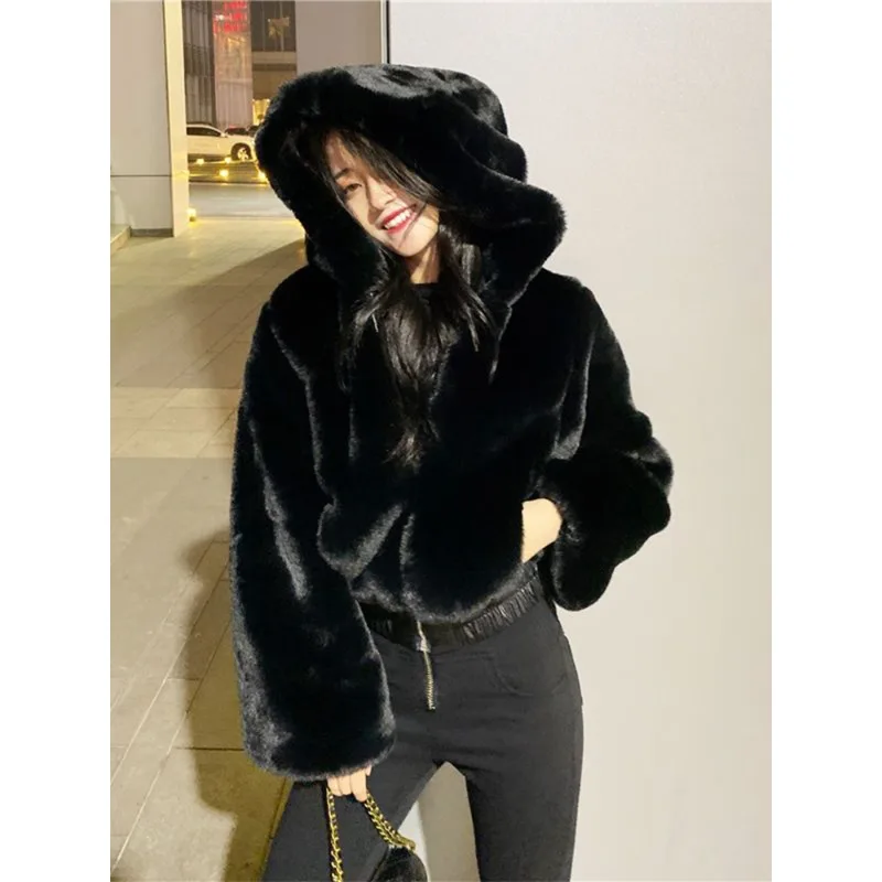 High End Plush Short Coat for Women in Autumn and Winter 2025, New Fur Integrated Thickened Warm Cotton Jacket Female Clothing
High End Plush Short Coat for Women in Autumn and Winter 2025, New Fur Integrated Thickened Warm Cotton Jacket Female Clothing