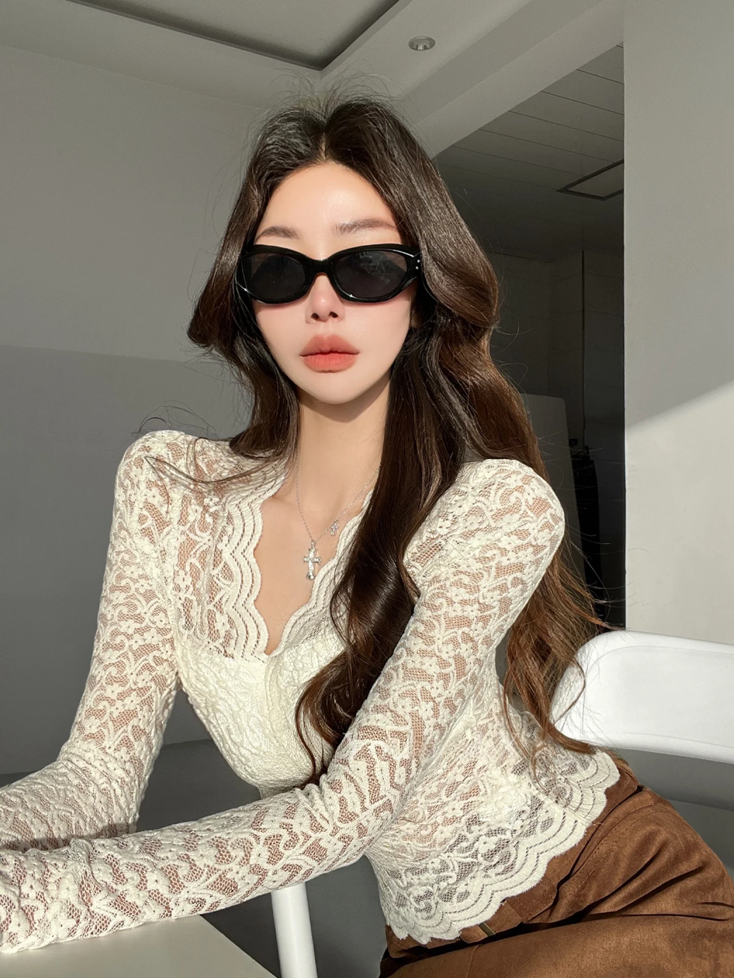 Retro Design Long Sleeve V-Neck Lace T-Shirt Women's Slim Fit Waist-Cinching Base Shirt Versatile Slimming Bottoming Shirt
Retro Design Long Sleeve V-Neck Lace T-Shirt Women's Slim Fit Waist-Cinching Base Shirt Versatile Slimming Bottoming Shirt