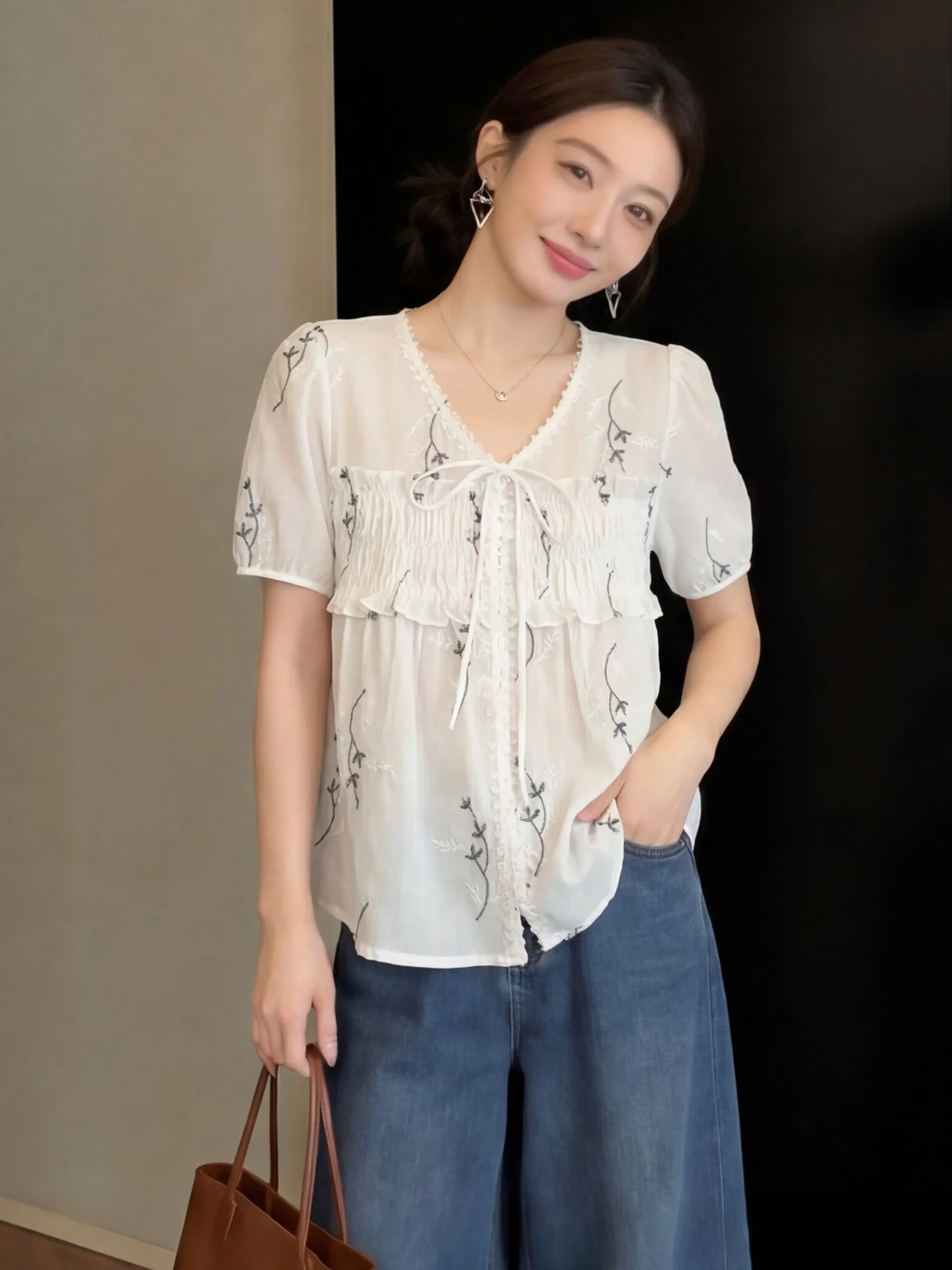 White Lace-Up Bubble-Sleeve Embroidered Cotton-Linen Loose Women's Shirt Vintage Summer New Style Doll Top for Younger Look
White Lace-Up Bubble-Sleeve Embroidered Cotton-Linen Loose Women's Shirt Vintage Summer New Style Doll Top for Younger Look