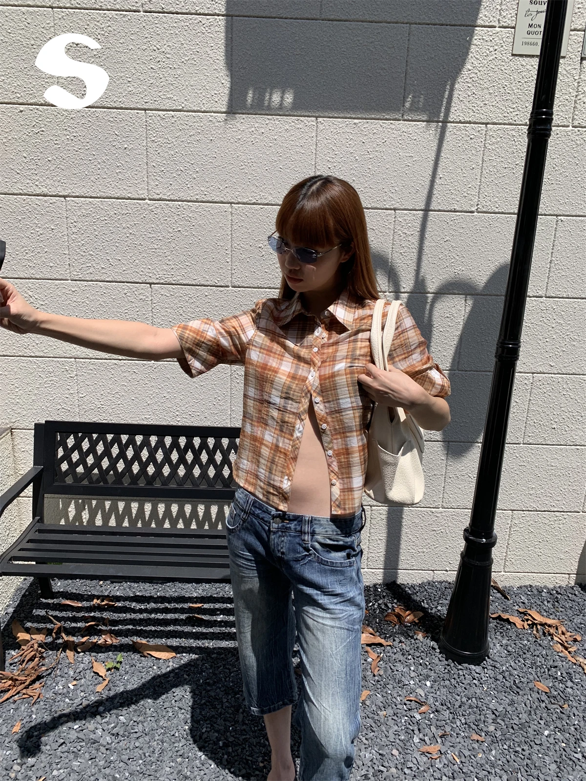 Женская рубашка в корейском стиле в клетку с воротником, универсальная, приталенная, средней длины рукава, для повседневной носки
Женская рубашка в корейском стиле в клетку с воротником, универсальная, приталенная, средней длины рукава, для повседневной носки