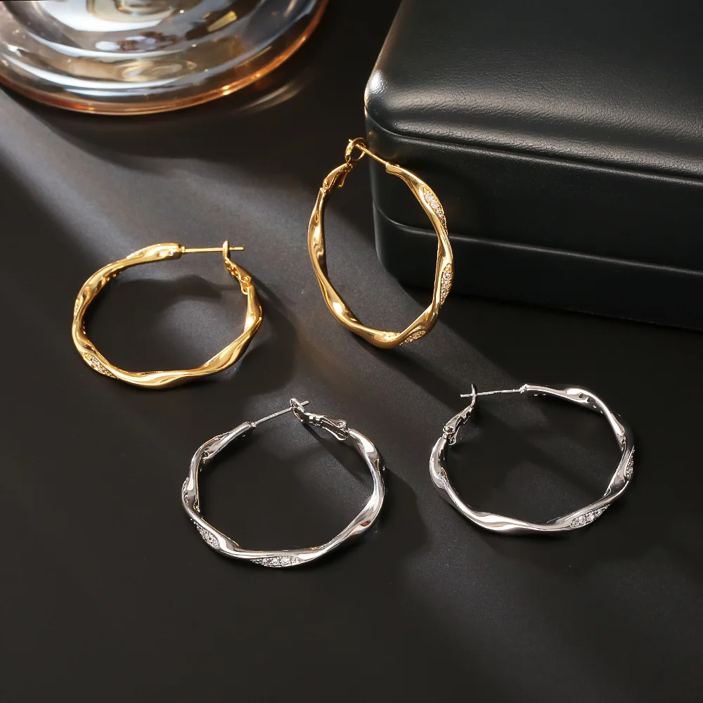 Fashionable and exquisite micro-embellished corrugated hoop earrings niche simple temperament earrings versatile earrings
Fashionable and exquisite micro-embellished corrugated hoop earrings niche simple temperament earrings versatile earrings