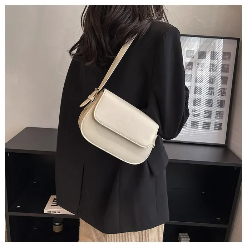 High Sense Retro Women's Shoulder Bag Versatile Commuting Double Strap Oblique Span Fashion 2026 Niche Internet Celebrity Style
High Sense Retro Women's Shoulder Bag Versatile Commuting Double Strap Oblique Span Fashion 2026 Niche Internet Celebrity Style