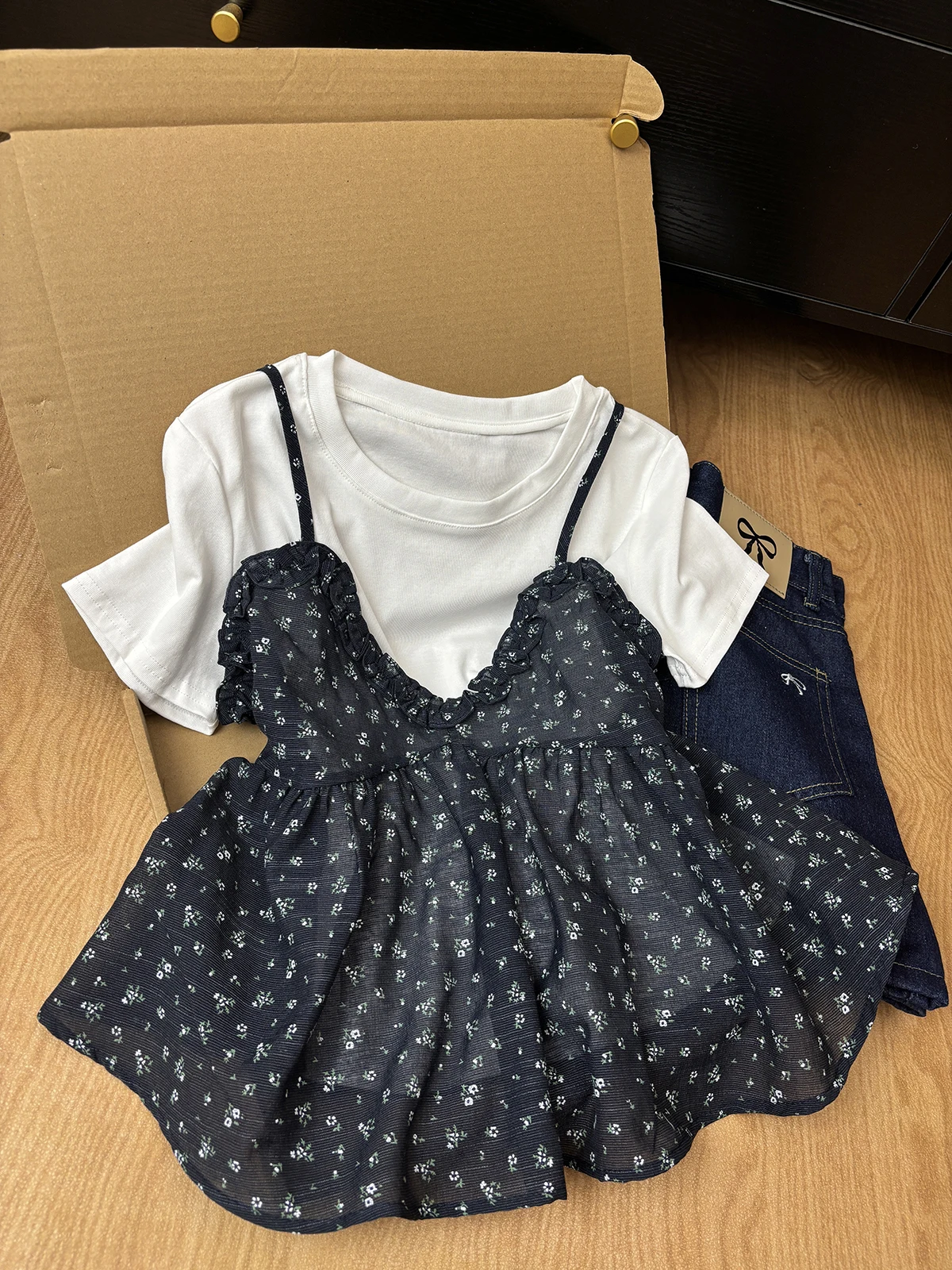 Black Lace Trim Halter Neck Doll Shirt Top Women's Summer Fashion Two-Piece Set White T-Shirt Short Sleeve Shirt
Black Lace Trim Halter Neck Doll Shirt Top Women's Summer Fashion Two-Piece Set White T-Shirt Short Sleeve Shirt