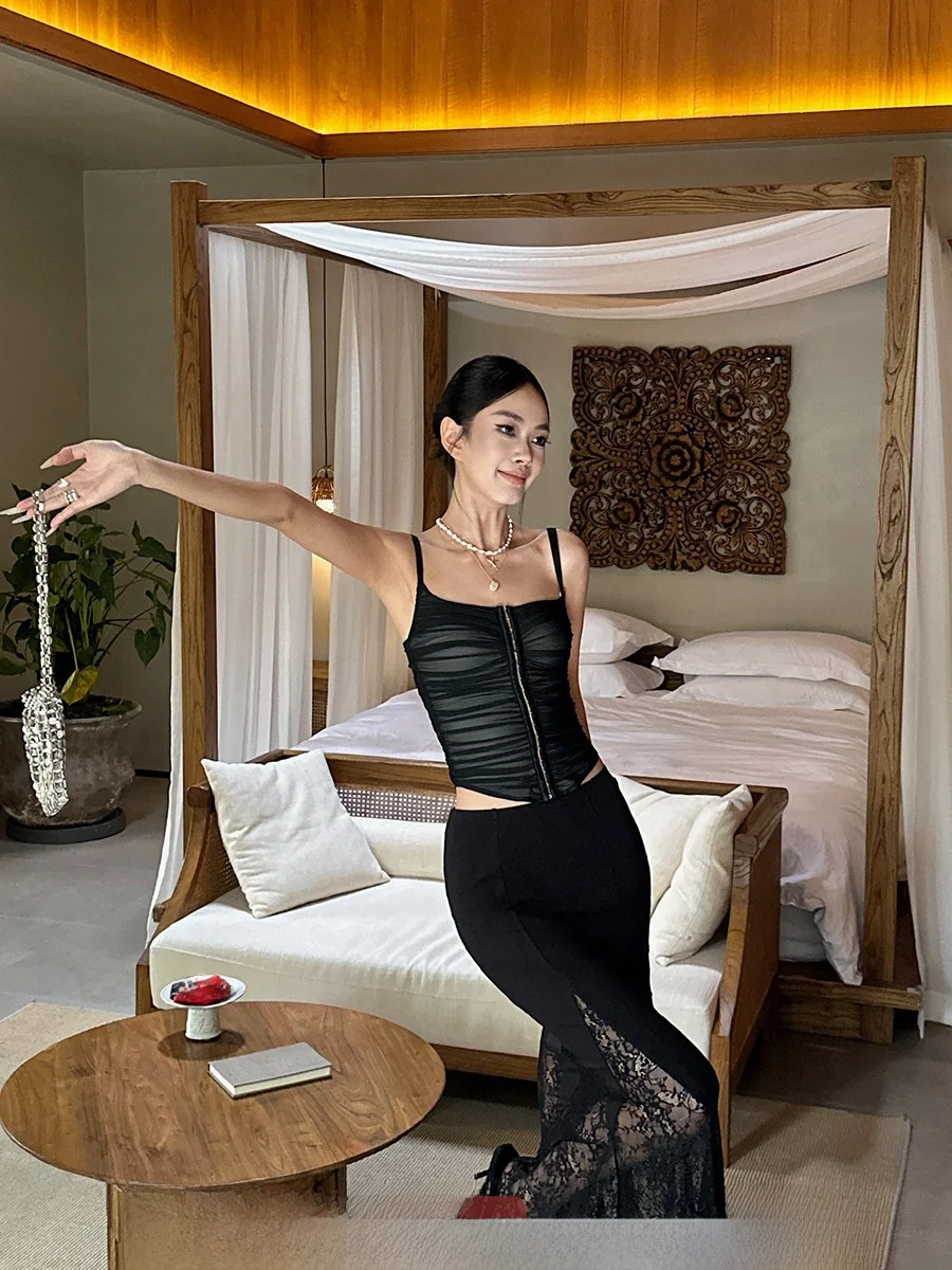 Black Slim Fit Lace Halter Skirt Set Fashionable One Shoulder Top Wrap around Long Skirt Two Piece Set Elegant Style for Women
Black Slim Fit Lace Halter Skirt Set Fashionable One Shoulder Top Wrap around Long Skirt Two Piece Set Elegant Style for Women
