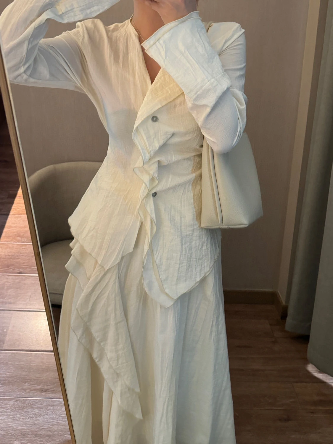 Elegant Fairylike Women's Spring 2024 Shirt Skirt Set Gentle Cold Tone Soft Atmosphere Half-length A-line Skirt Long Sleeve V...
Elegant Fairylike Women's Spring 2024 Shirt Skirt Set Gentle Cold Tone Soft Atmosphere Half-length A-line Skirt Long Sleeve V...