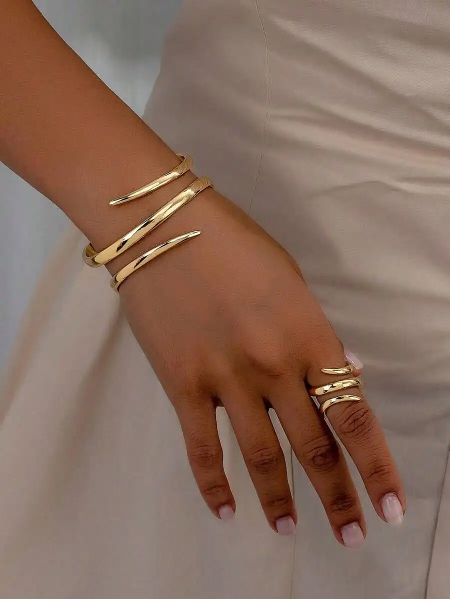 1set (1 Geometric Line Gold Bracelet And 1 Geometric Line Thick Ring) European And American Style Vintage Fashionable Gold Geometric Line Bracelet And Thick Ring Combination Set, Cool And Stylish Long-Lasting Color Resistant Thick Bracelet And Ring Jewelr
1set (1 Geometric Line Gold Bracelet And 1 Geometric Line Thick Ring) European And American Style Vintage Fashionable Gold Geometric Line Bracelet And Thick Ring Combination Set, Cool And Stylish Long-Lasting Color Resistant Thick Bracelet And Ring Jewelr