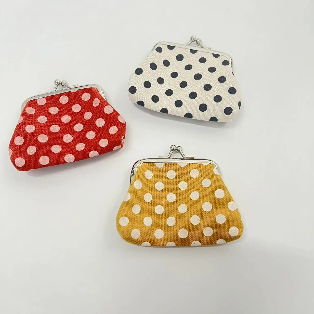 1pc Women's Polka Dot Coin Purse with Lock Closure,(Black/White, Red/White, Yellow/White),Lipstick Storage,Fashionable Accessory
1pc Women's Polka Dot Coin Purse with Lock Closure,(Black/White, Red/White, Yellow/White),Lipstick Storage,Fashionable Accessory