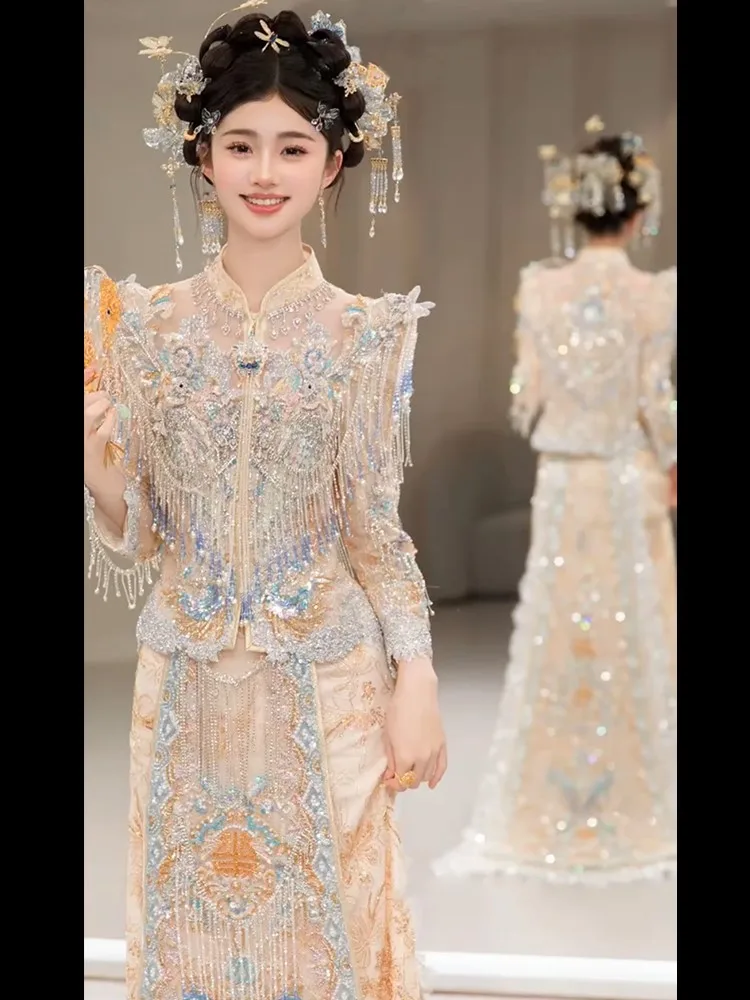 New champagne-colored wedding dress for brides a Chinese-style with embroidered tail toasting style
New champagne-colored wedding dress for brides a Chinese-style with embroidered tail toasting style