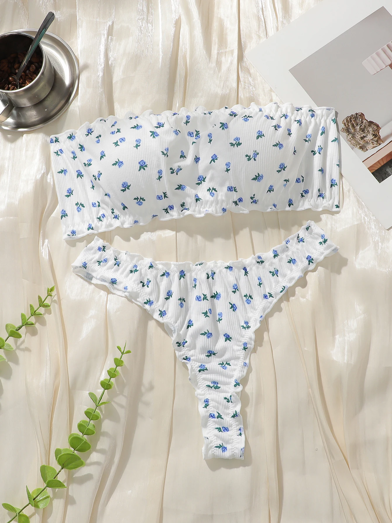 Sexy strapless floral print set seaside vacation style bra set no steel ring party underwear whtie Lingerie MR3496
Sexy strapless floral print set seaside vacation style bra set no steel ring party underwear whtie Lingerie MR3496