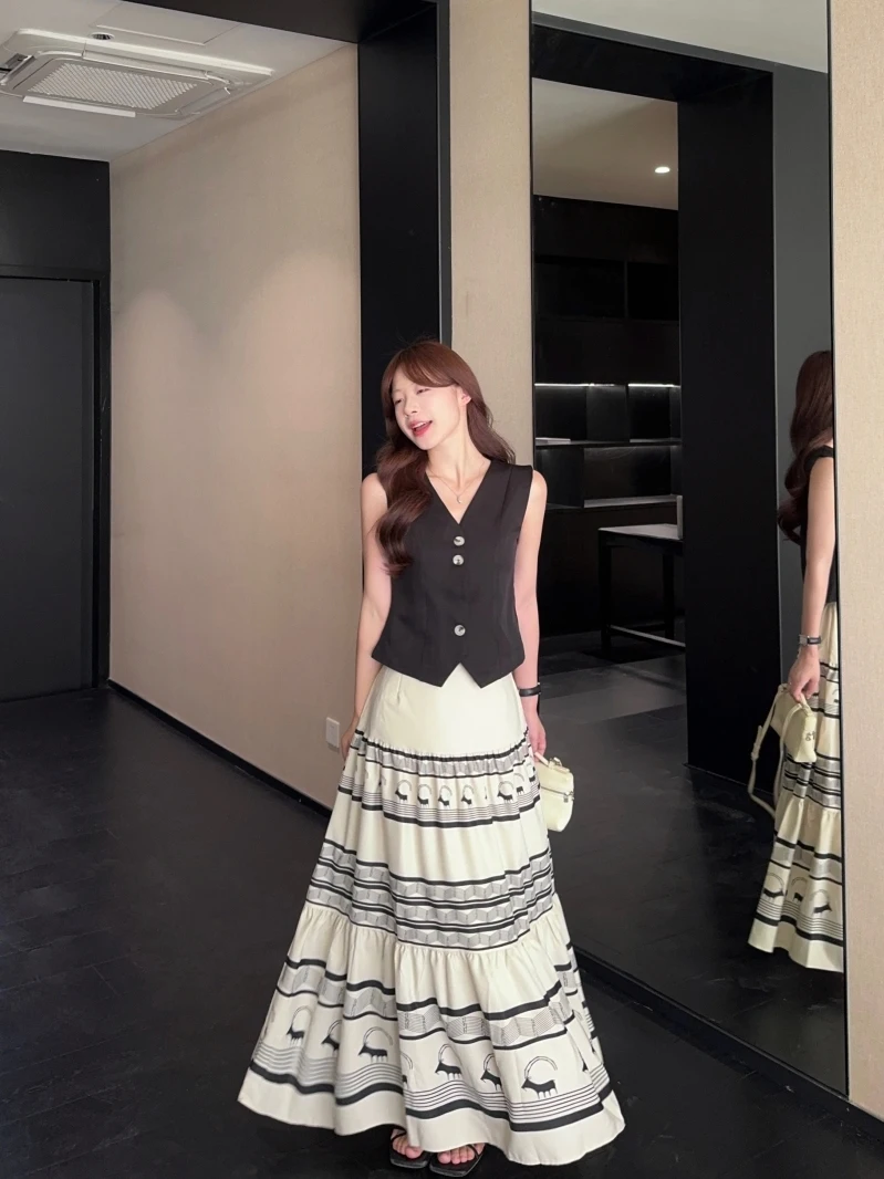 Fashionable Kumikumi Set Short V-neck Tank Top Women Summer Print Skirt Flared Skirt Two-piece Set High Waist
Fashionable Kumikumi Set Short V-neck Tank Top Women Summer Print Skirt Flared Skirt Two-piece Set High Waist
