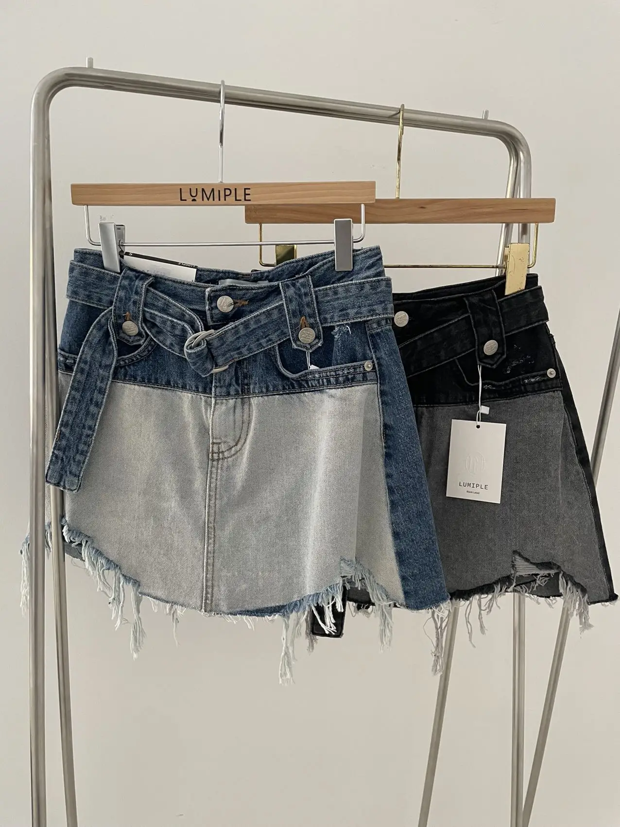 Цветная джинсовая юбка Blo. Женская юбка трапециевидной формы с поясом и поясом. Модный хлопковый материал.
Цветная джинсовая юбка Blo. Женская юбка трапециевидной формы с поясом и поясом. Модный хлопковый материал.