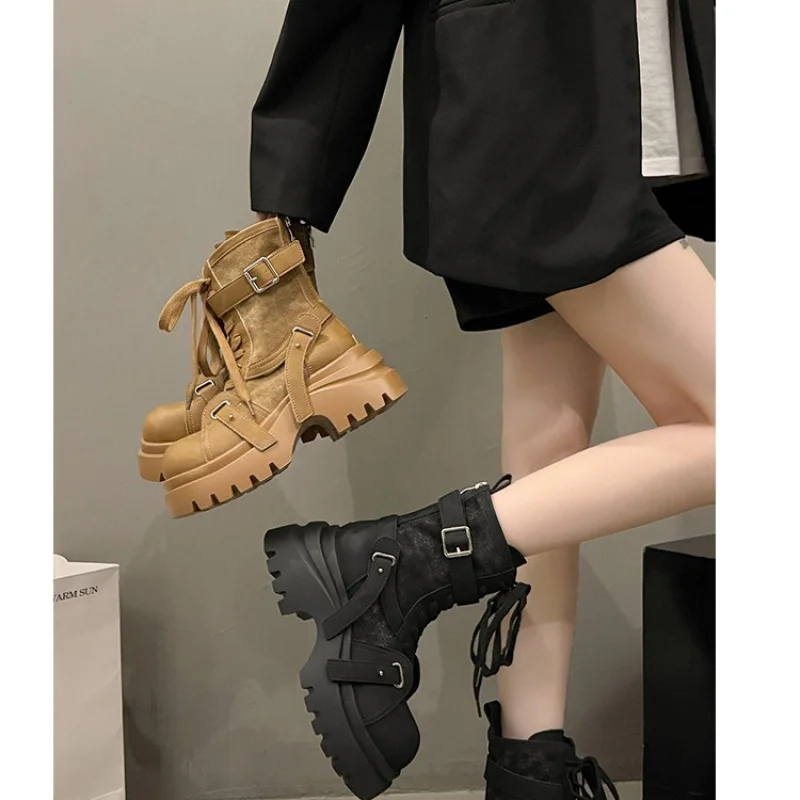 2025 зимние женские байкерские ботинки, модные женские ботинки с пряжкой на ремне, элегантные длинные ботинки на платформе, повседневные женские сапоги до колена
2025 зимние женские байкерские ботинки, модные женские ботинки с пряжкой на ремне, элегантные длинные ботинки на платформе, повседневные женские сапоги до колена