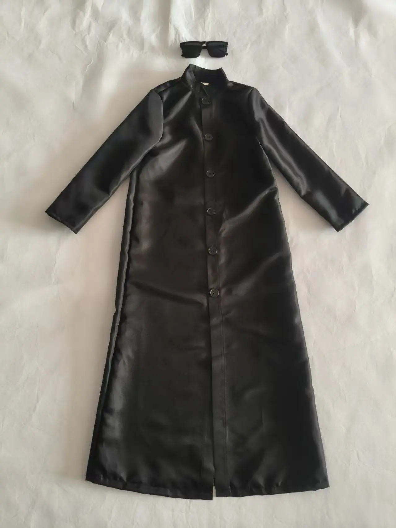 A Set of Boys' Black Robes, + a Pair of Sunglasses, with a Stand-Up Collar, Single-Breasted, Knee-Length, and a Slim Fit with a Draped Design, Suitable for Halloween and Carnival
A Set of Boys' Black Robes, + a Pair of Sunglasses, with a Stand-Up Collar, Single-Breasted, Knee-Length, and a Slim Fit with a Draped Design, Suitable for Halloween and Carnival