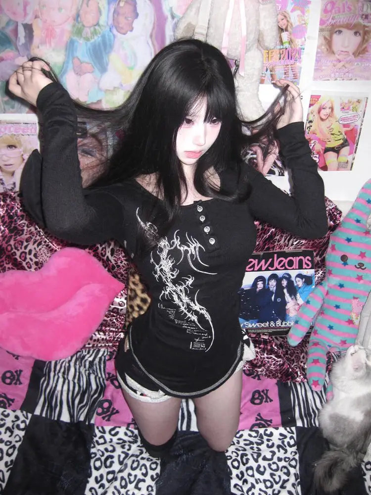 American Vintage T-shirt Pure Color Subculture Long Sleeve Y2k Bodycon Round Neck Spicy Style Button Woman Blouse 2025 Autumn
American Vintage T-shirt Pure Color Subculture Long Sleeve Y2k Bodycon Round Neck Spicy Style Button Woman Blouse 2025 Autumn