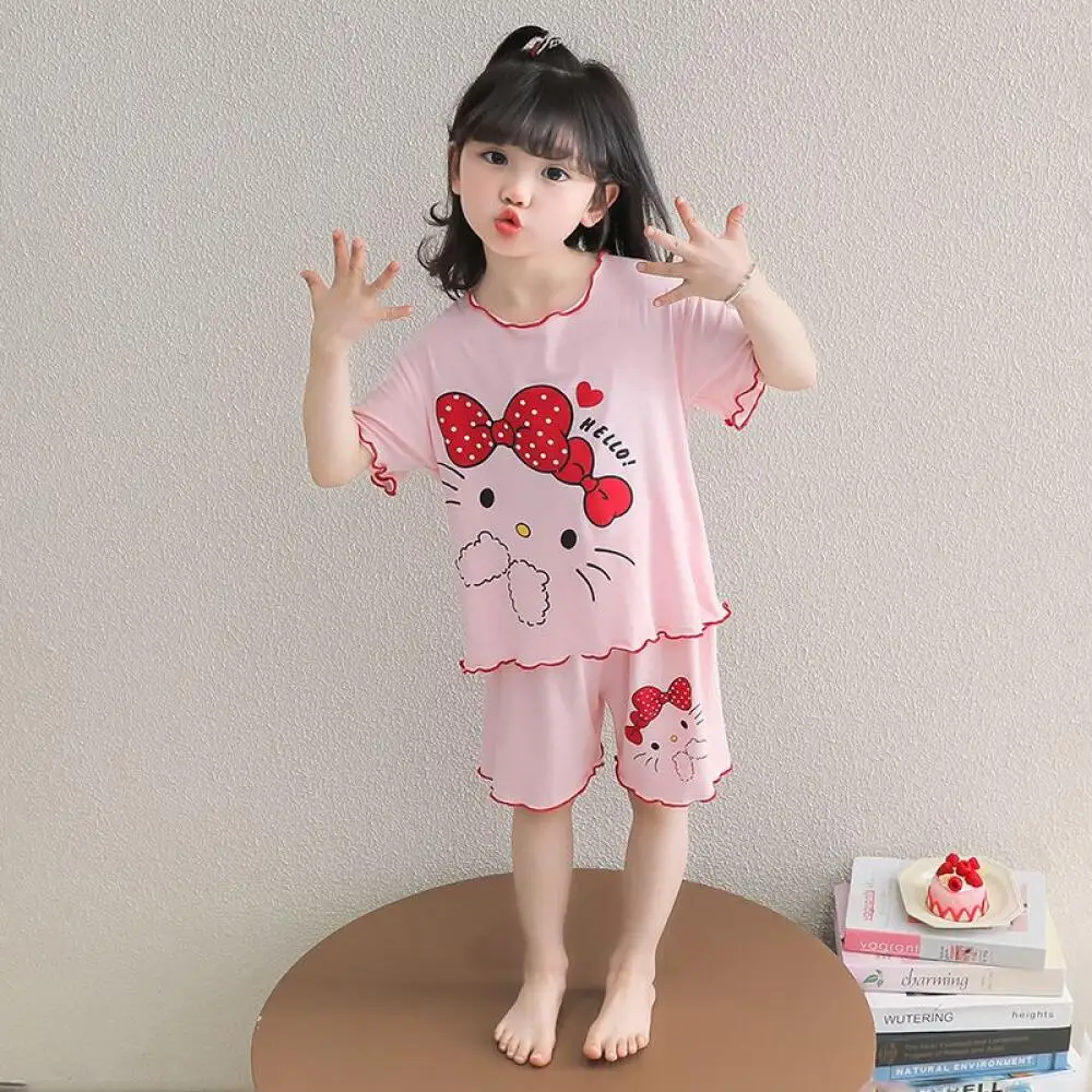 Новый летний комплект домашней одежды Sanrio Hello Kitty для девочек: тонкая модальная пижама с принтом кошки Китти для малышей, идеально подходит для кондиционированных помещений
Новый летний комплект домашней одежды Sanrio Hello Kitty для девочек: тонкая модальная пижама с принтом кошки Китти для малышей, идеально подходит для кондиционированных помещений