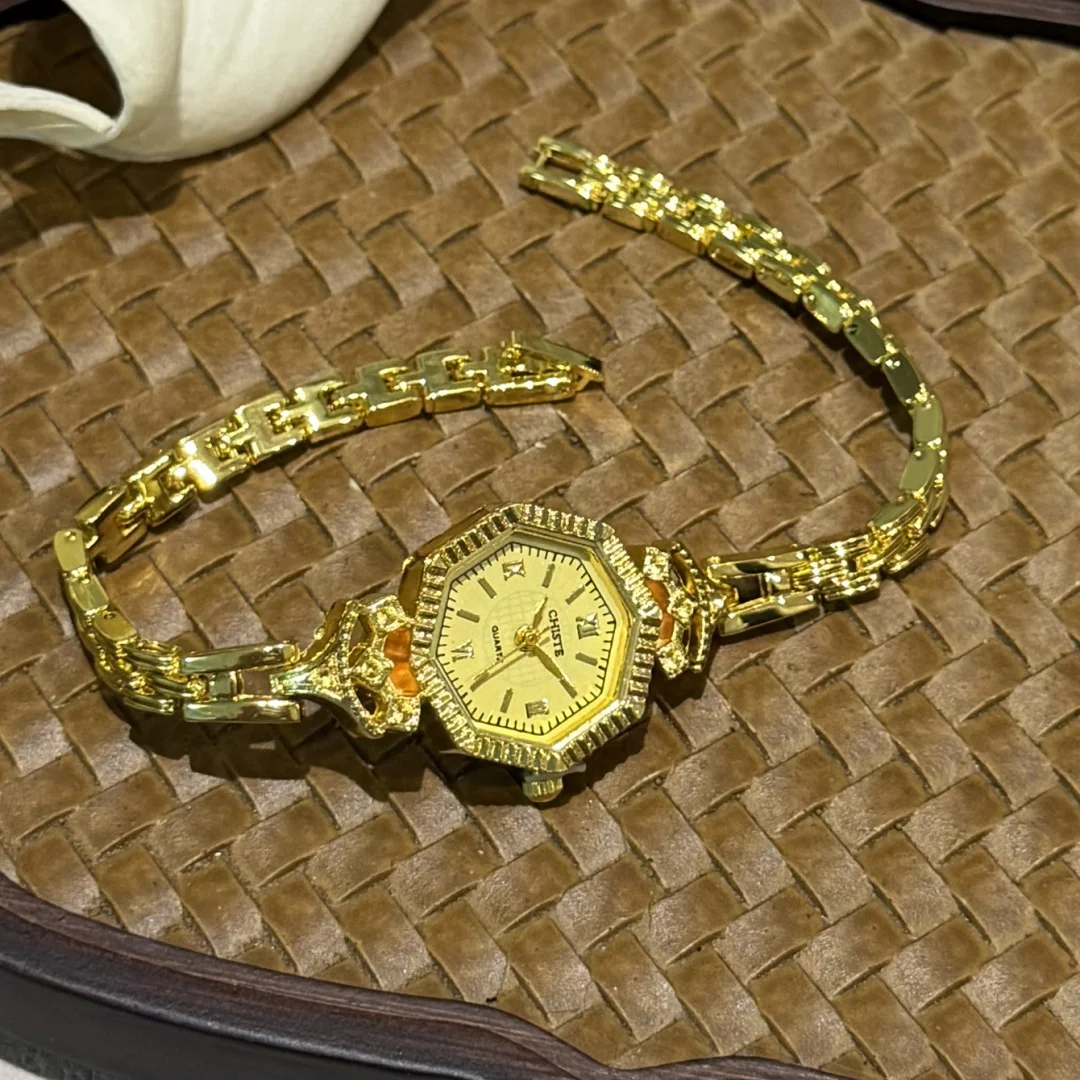 Новые элитные роскошные женские часы, винтажный золотой браслет из нержавеющей стали с маленьким циферблатом, женские кварцевые часы для повседневного ношения
Новые элитные роскошные женские часы, винтажный золотой браслет из нержавеющей стали с маленьким циферблатом, женские кварцевые часы для повседневного ношения