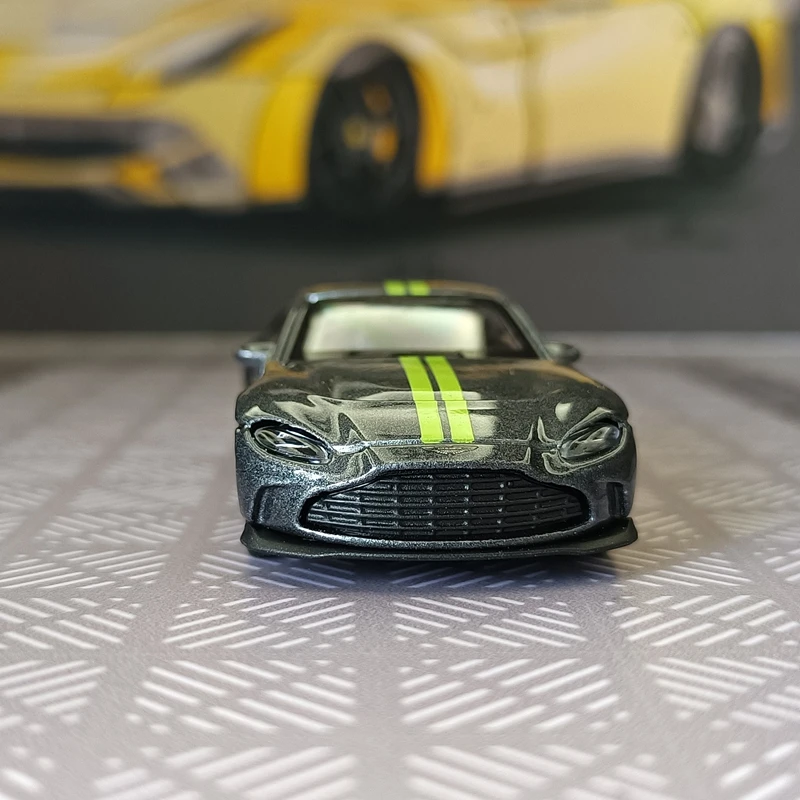 1:64 моделирование Aston Martin V12 модель автомобиля из сплава, коллекция украшений, статический мини-размер, суперкар, подарочное украшение
1:64 моделирование Aston Martin V12 модель автомобиля из сплава, коллекция украшений, статический мини-размер, суперкар, подарочное украшение